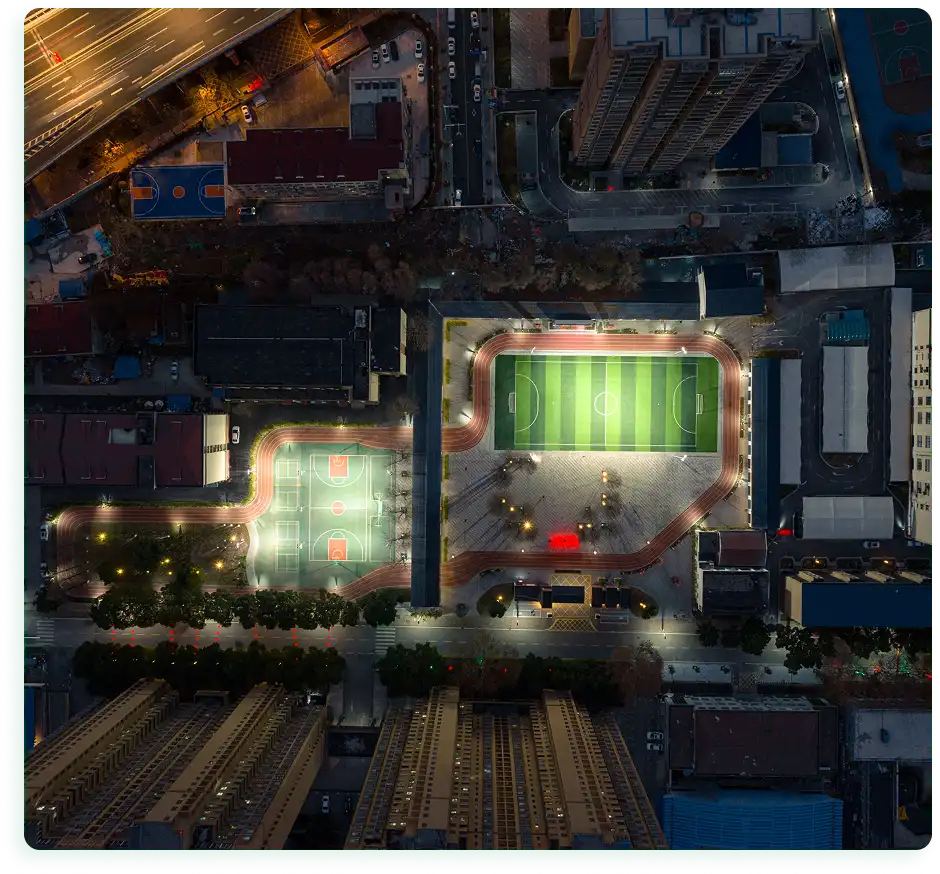 Een bovenaanzicht van een voetbalveld met belijning.