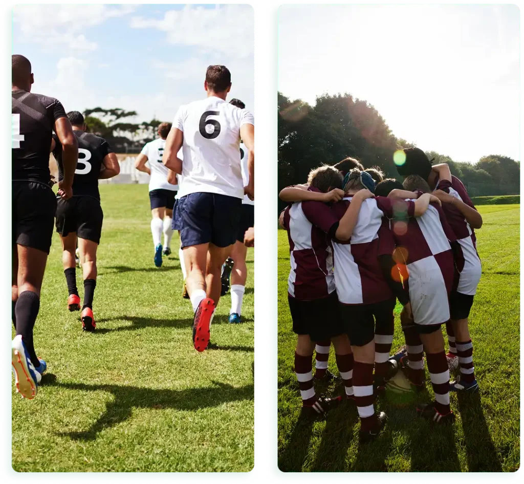 Een groep voetballers in zwart-witte tenues rent rustig over het groene veld; je ziet ze van achteren terwijl ze naar het stadion en de bergen in de verte lopen.
